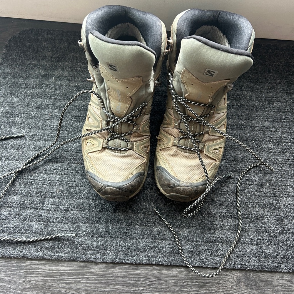 Salomon x-ultra goretex Hiking Boots in Beige and Black
